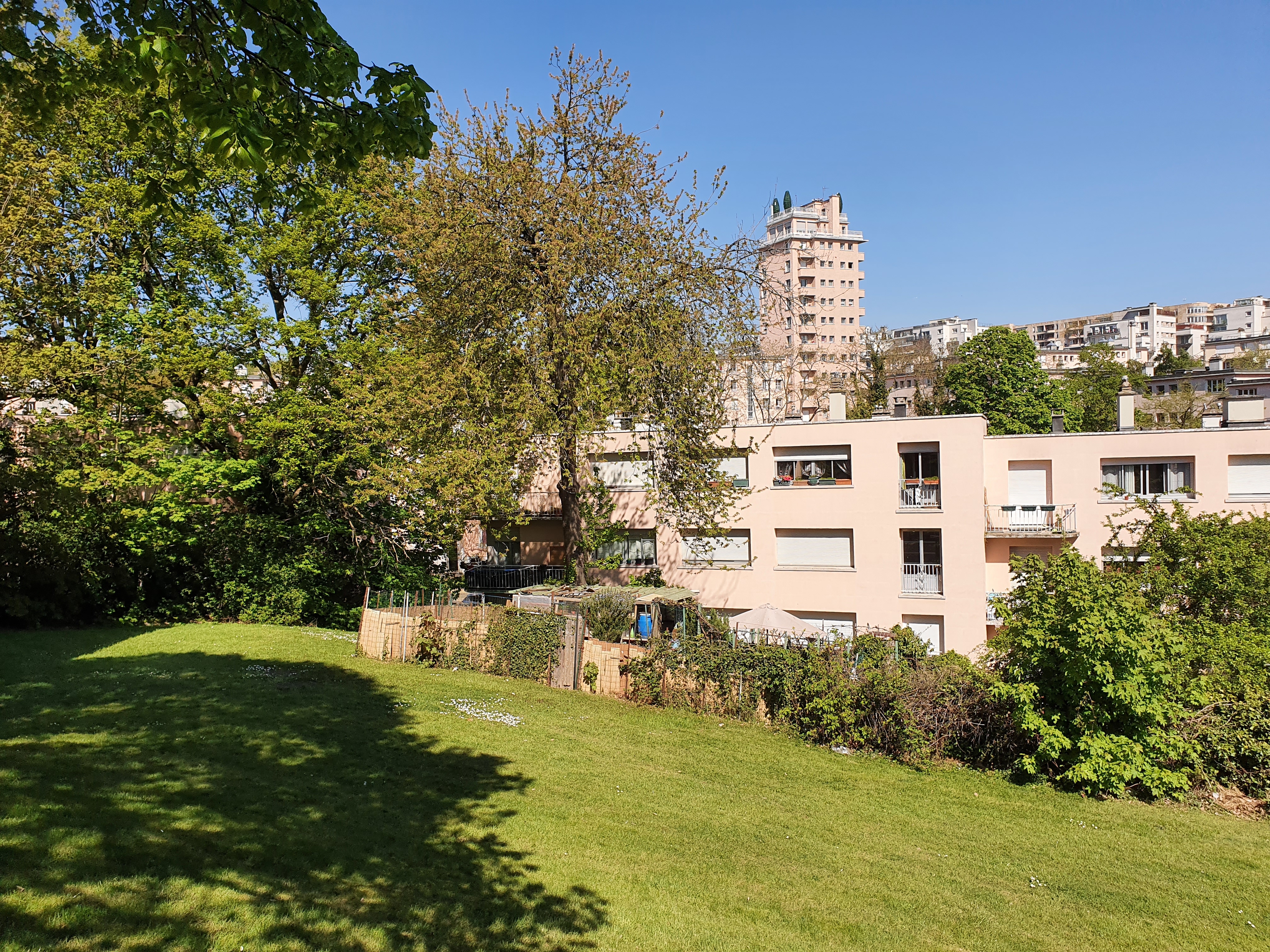 Vue de la cité-jardin de la Butte Rouge à Châtenay-Malabry, ensemble de logements sociaux entourés d'espaces verts.