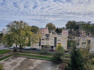 Vue sur la cité-jardin de la Butte Rouge, ses immeubles et ses espaces verts