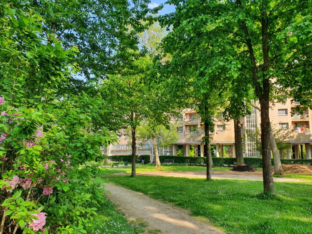 Vue de la cité-jardin de la Butte Rouge à Châtenay-Malabry montrant les immeubles intégrés dans un paysage arboré.